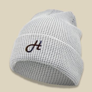 Waffel-Strickmütze Sami in Grau mit gesticktem Logo – Werbeartikel von Huthelden